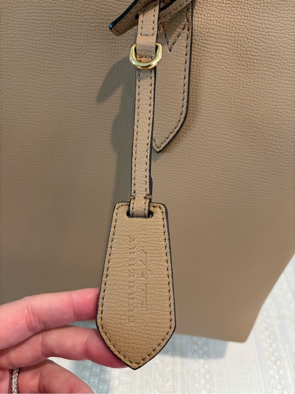Burberry Camel Leather Zip Tote with Detachable Logo Tag in PRISTINE Condition - Picture 8 of 11